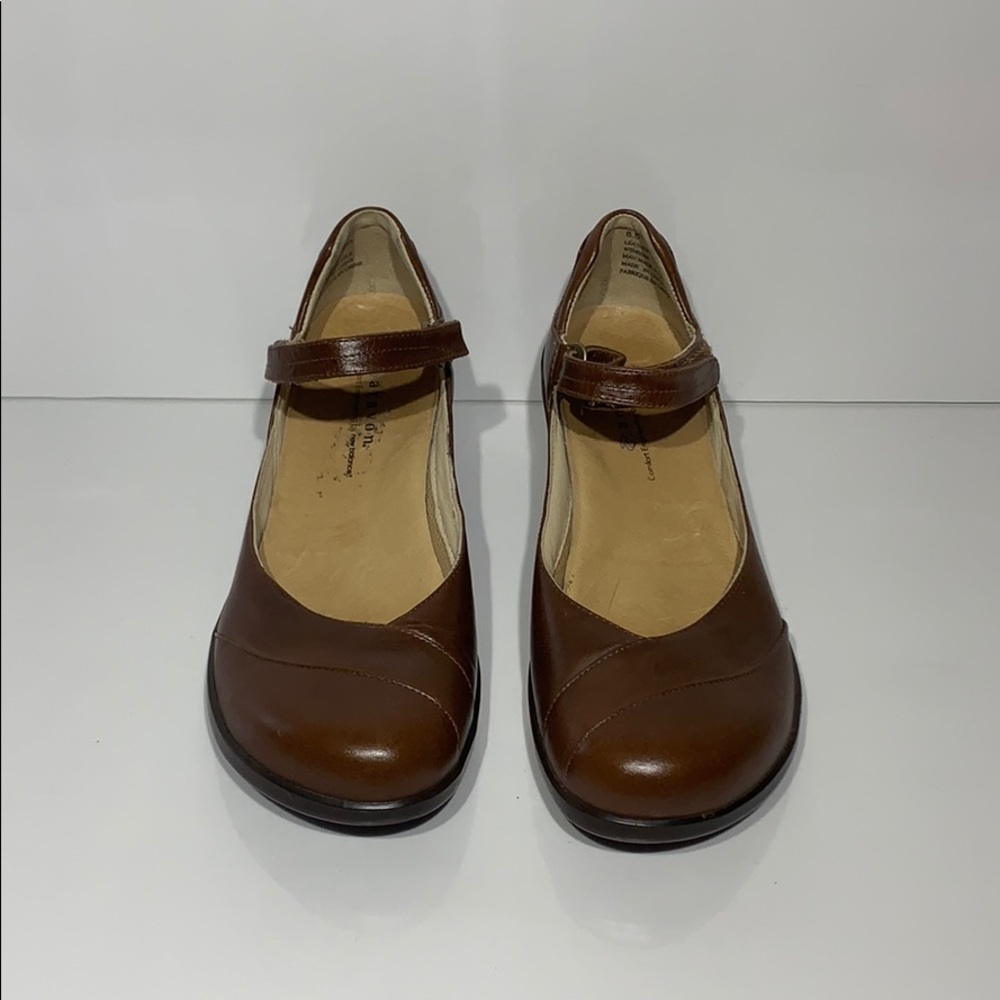 Like new New Balance Aravon 8.5 brown shoes.